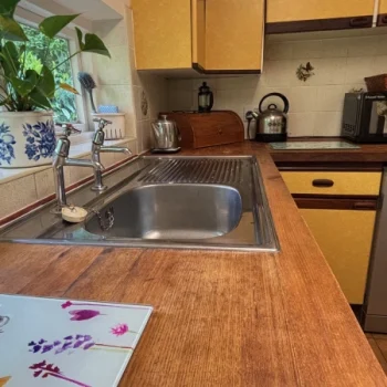 Gamekeepers cottage suffolk kitchen view3